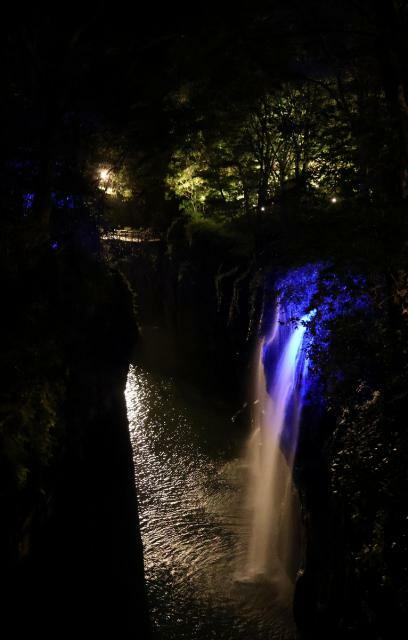 青色にライトアップされた真名井の滝＝２３日午後、高千穂町・高千穂峡