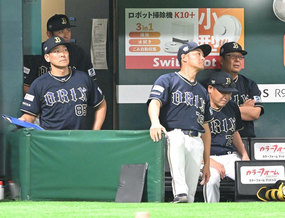 　試合に敗れうつむく中嶋監督（右から２人目）＝撮影・石井剣太郎