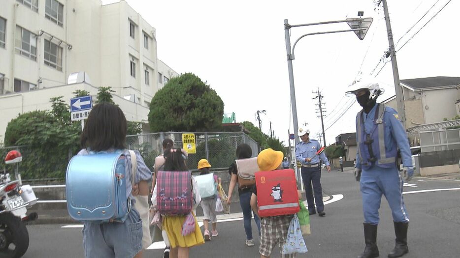 登校を見守る警察官 名古屋市中村区 2024年9月30日午前8時ごろ