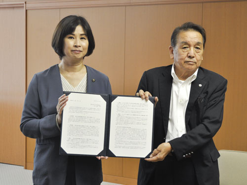 【提言書を手にする藤原会長（右）と末松市長＝鈴鹿市役所で】