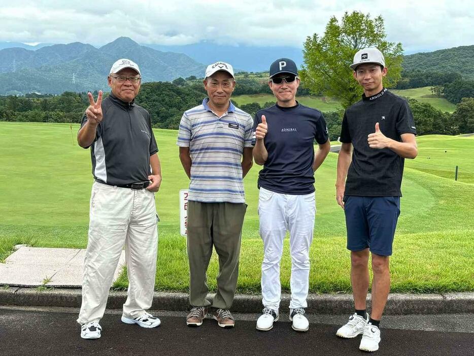 下田城CCでご一緒した、右から内山さん、Mさん、和田さん、私