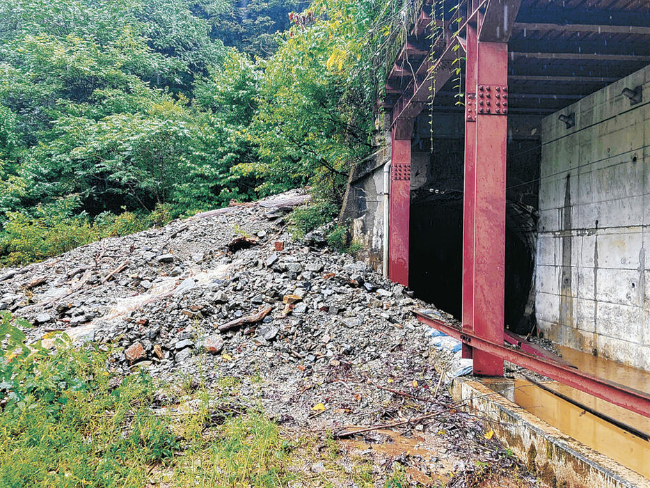 土砂が線路内に流れ込んだトンネル入り口付近＝２２日午前１１時３５分、黒部峡谷鉄道出平駅付近（同社提供）