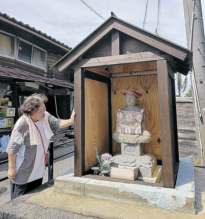 新たな地蔵堂を見る天野さん＝七尾市田鶴浜町