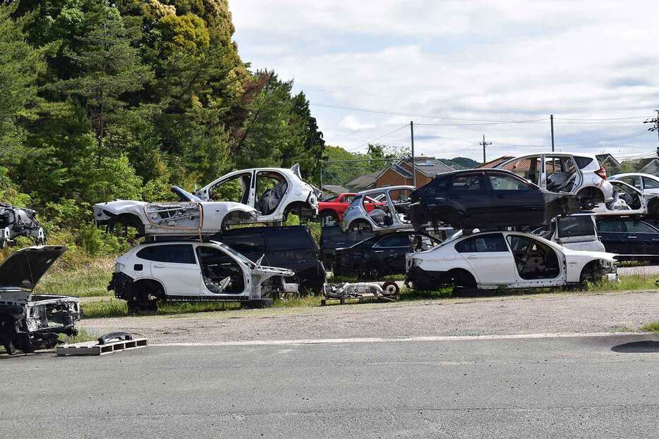 「事故車でも放置車でも数万円で買い取ります！」といった謳い文句で、クルマを買い取ってくれる業者が数多く存在する。人によってはゴミにしか見えないが、パーツ単位で販売したり、鉄そのものとして再利用できる以上、鉄としての価値は残るので、業者的には宝の山なのだ。