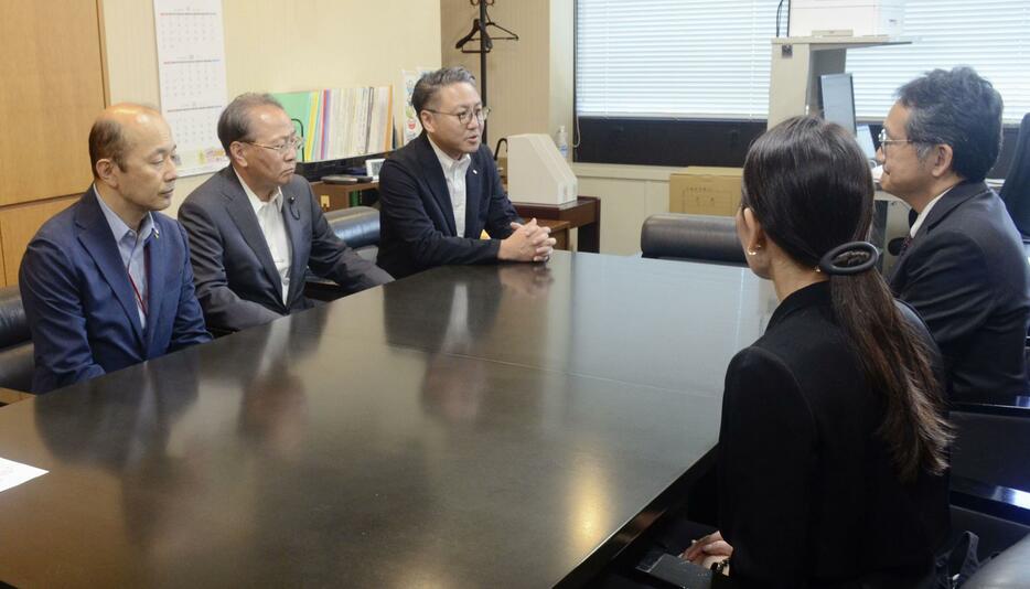 厚労省の宮崎敦文総括審議官（右端）らに早期解決を要望する長崎県の大石賢吾知事（左から3人目）と、長崎市の鈴木史朗市長（左端）＝11日午後、厚労省