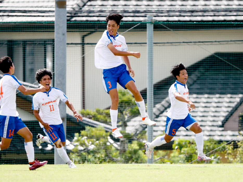 後半30分、愛媛県DF石原拍(愛媛U-18、1年)が同点ゴール(HIGH SCHOOL SOCCER YEARBOOK)