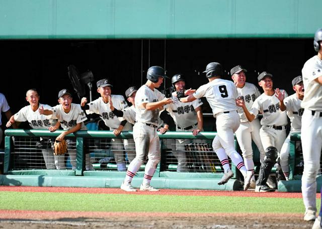 花巻東―一関学院　五回、一関学院の古川が2点本塁打を放ち、ベンチが盛り上がった=2024年9月29日午後2時18分、きたぎん、藤井怜撮影