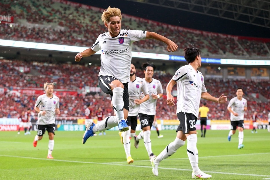 荒木遼太郎がPKで追加点を挙げて歓喜！（写真◎J.LEAGUE）