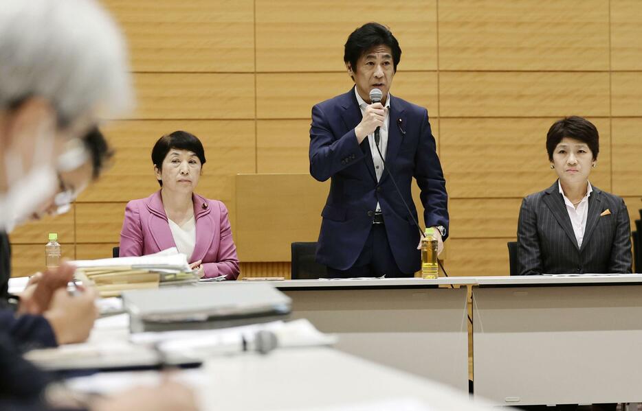 旧優生保護法下の強制不妊手術を巡り、超党派議員連盟が国会内で開いた総会で発言する自民党の田村憲久氏（右から2人目）＝18日午後