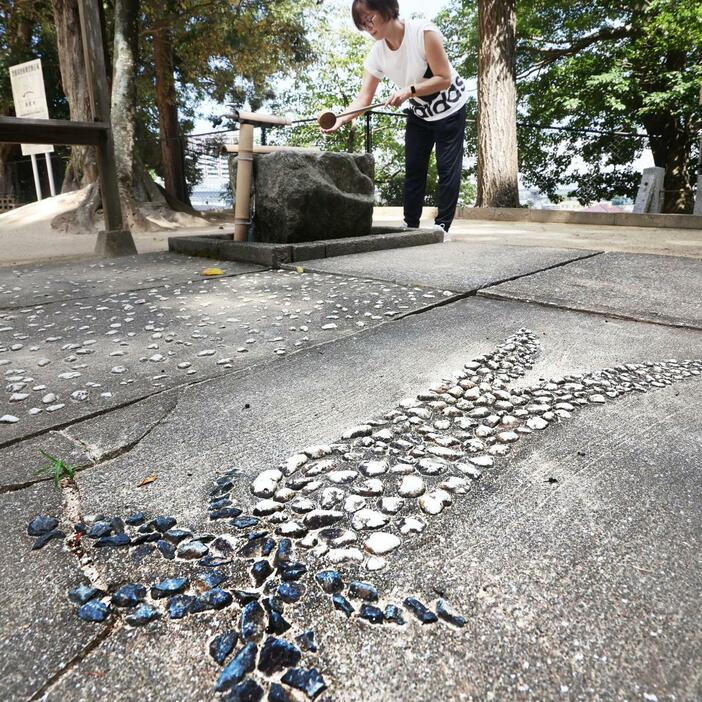 手水舎のそばに施された二股大根の装飾