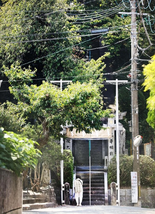 長い階段の先に神社はある