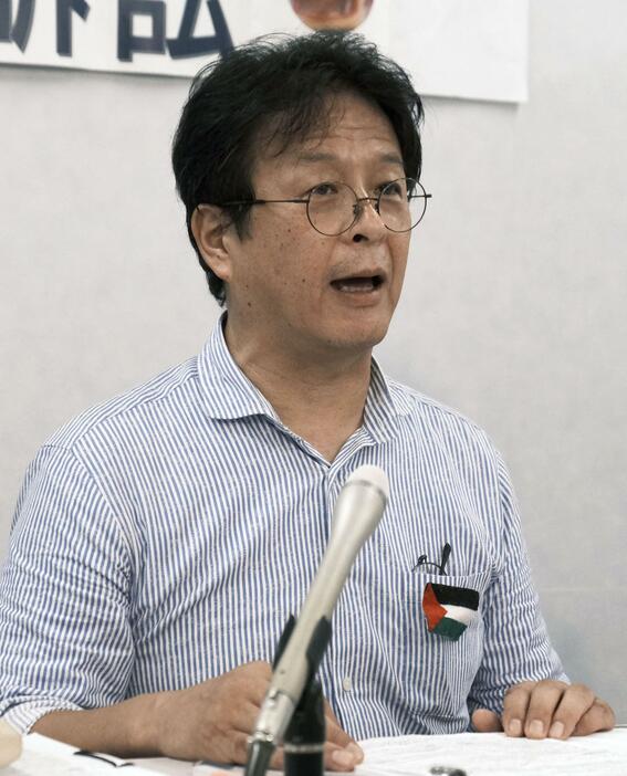 提訴後に記者会見する原告の「夢洲カジノを止める大阪府民の会」の山川義保事務局長＝9日午後、大阪市