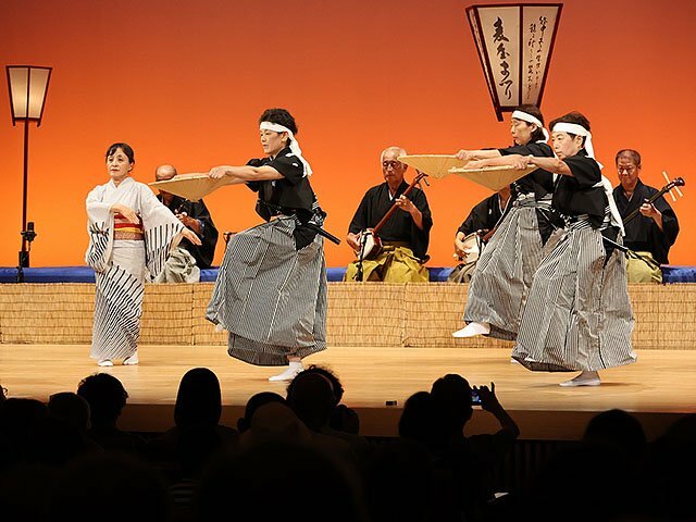 麦屋節を披露する踊り手＝じょうはな座