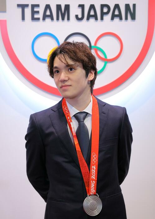 　北京五輪の銀メダルを首から下げて会見する宇野昌磨さん（撮影・吉澤敬太）