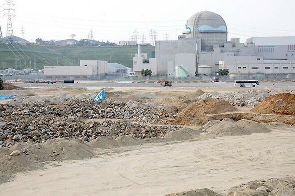 慶尚北道蔚珍郡の新ハヌル原発2号機の真向かいで、新ハヌル3、4号機の用地造成作業が進められている=韓国水力原子力提供