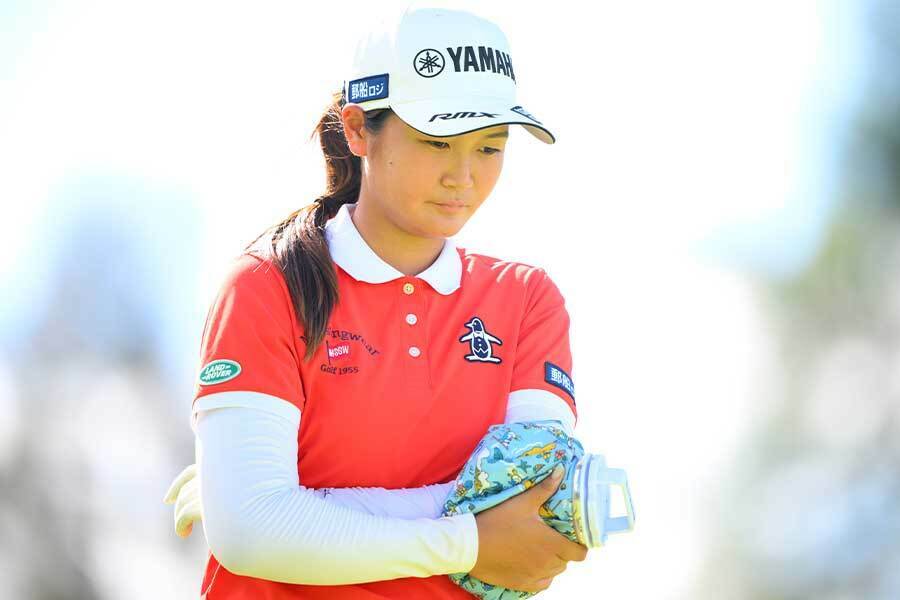 ソニー 日本女子プロゴルフ選手権の第2日で左腕を氷嚢で冷やす神谷そら【写真：Getty Images】