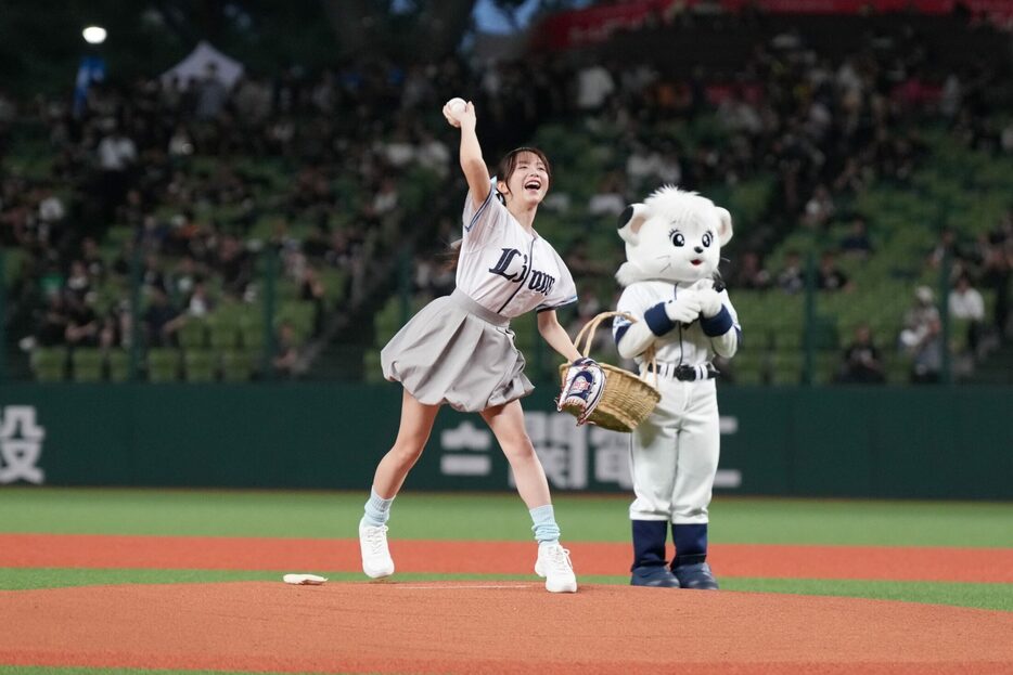 始球式に登場した森香澄さん ©SEIBU Lions