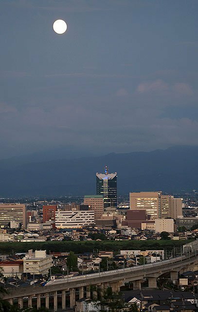 富山市街地の上空に浮かぶ中秋の名月＝１７日午後６時ごろ、呉羽山展望台