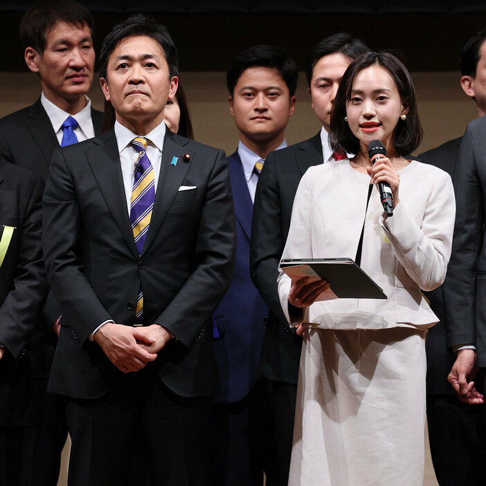 選挙への意気込みを語る高橋茉莉さん。左は玉木雄一郎氏（写真・時事通信）