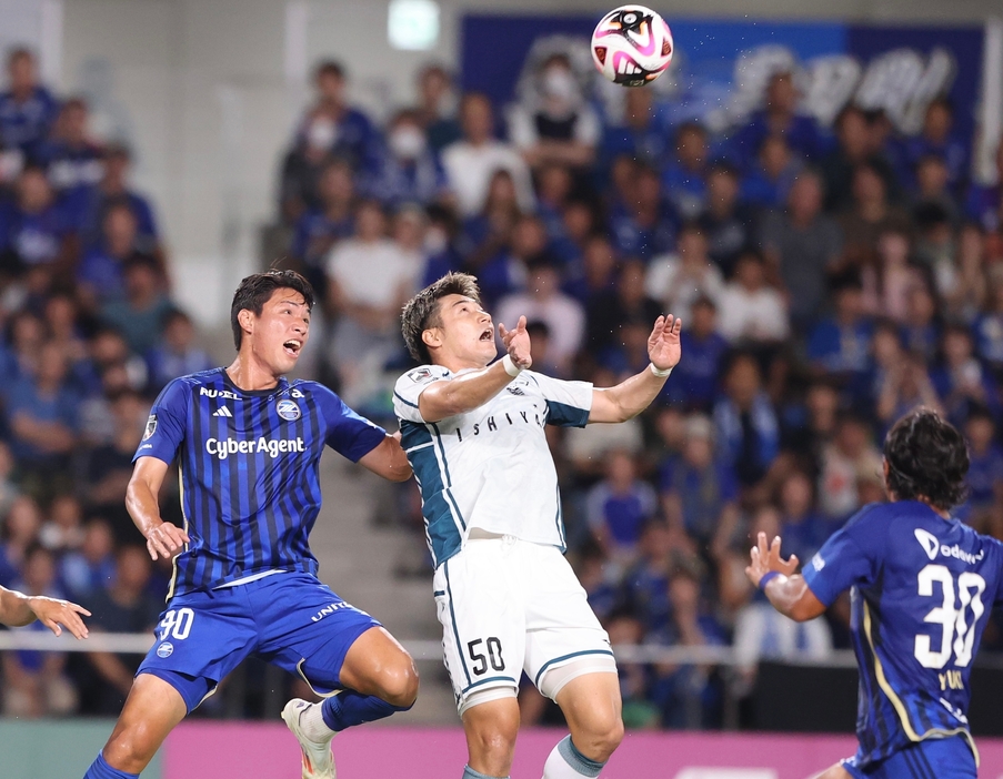 オ・セフンと丁々発止のバトルを繰り広げた札幌の岡村大八（写真◎J.LEAGUE）