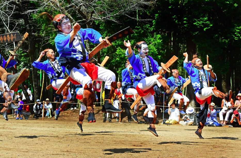 軽やかな舞いで観客を沸かせる兵児踊り＝２９日、さつま町中津川の大石神社