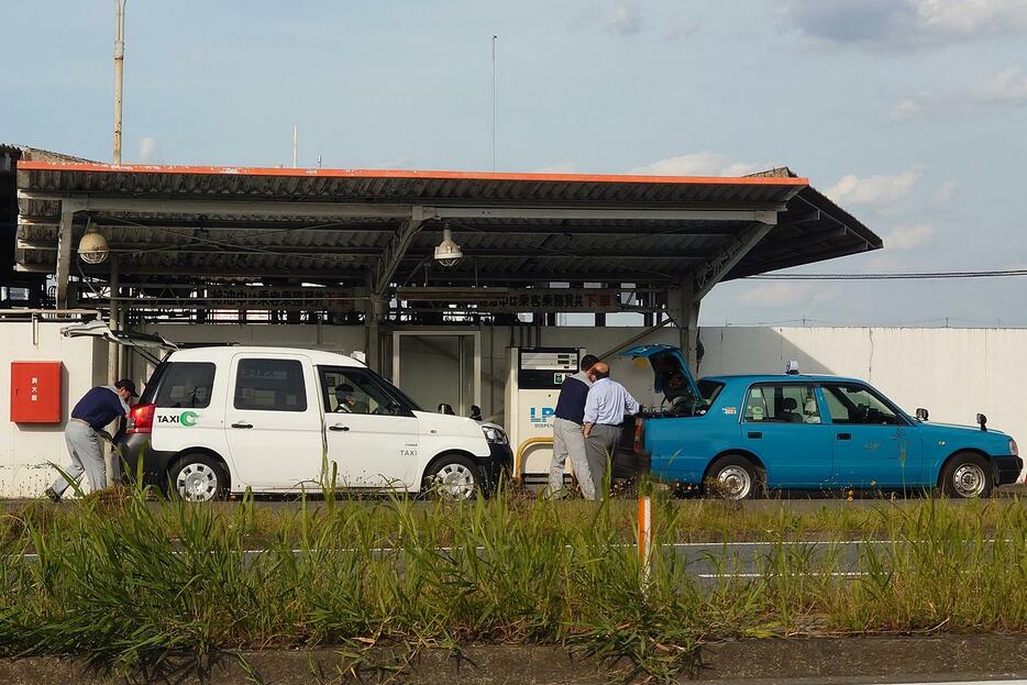 タクシーは液化石油ガス（LPG）を燃料としているが、これはガソリンに比べて価格が安かったから。しかし現在は、ガソリン車の進化とLPGの価格高騰により、そのメリットはほとんどなくなっている。