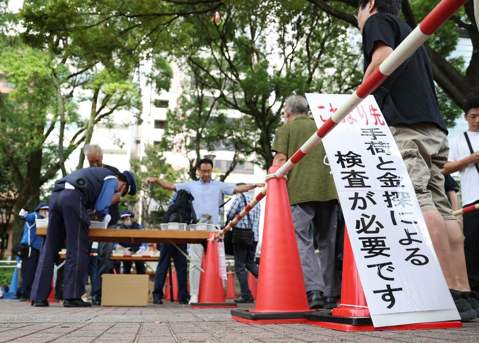 自民党総裁選の演説会場で行われた手荷物検査＝１４日午後、名古屋市中区