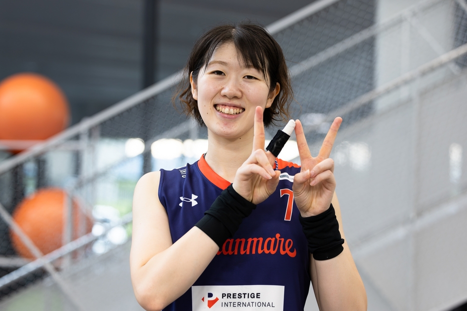 昨シーズン、サーブランキングで2位（日本人トップ）のアランマーレ山形、伊藤摩耶。アランマレーポーズで撮影