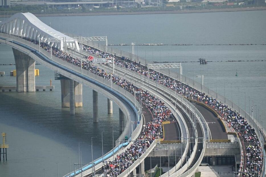 「マカオ大橋」開通記念ウォーキングイベントの様子＝2024年9月29日（写真：マカオ政府体育局）