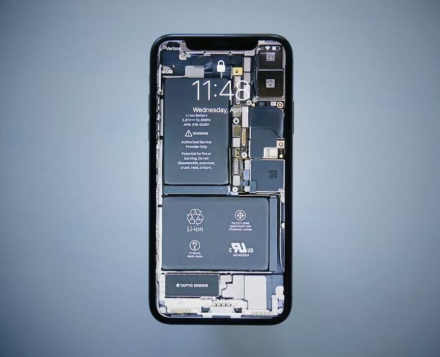 スケルトン風壁紙を適用したiPhone（Photo by Frankie）