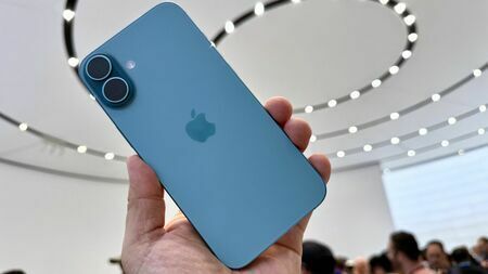 Apple Intelligenceに対応する「iPhone 16」の新色ティール（筆者撮影）