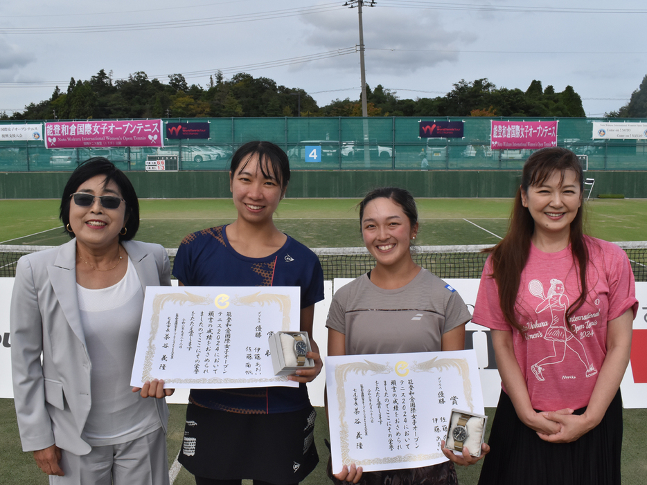 写真は左から大会ディレクターの佐藤直子さん、女子ダブルス優勝の伊藤あおい（SBC メディカルグループ）、佐藤南帆（三田興産）、大会アンバサダーの南野陽子さん（写真提供◎能登和倉国際女子オープンテニス実行委員会）