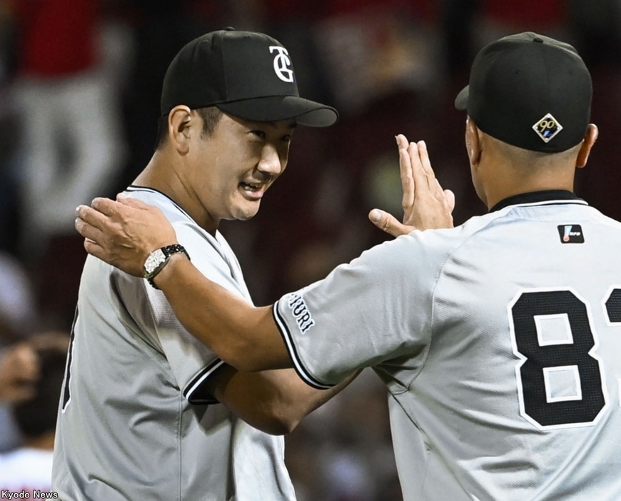 巨人・菅野（左）と阿部監督【 (C)Kyodo News