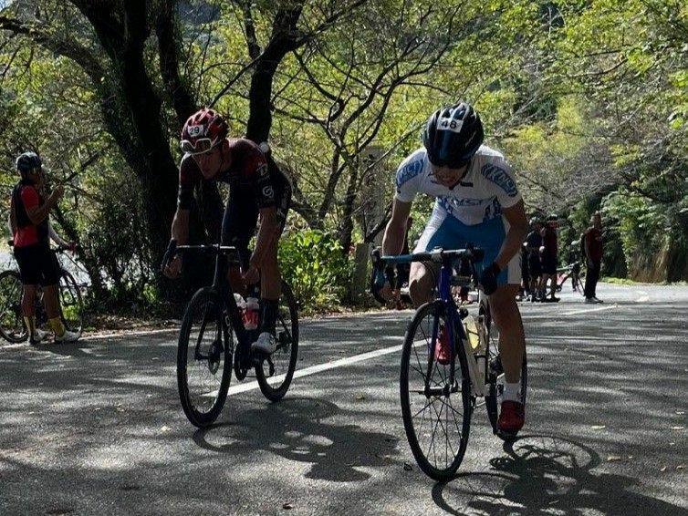 ヒルクライムで優勝した島岡健太さん（右）