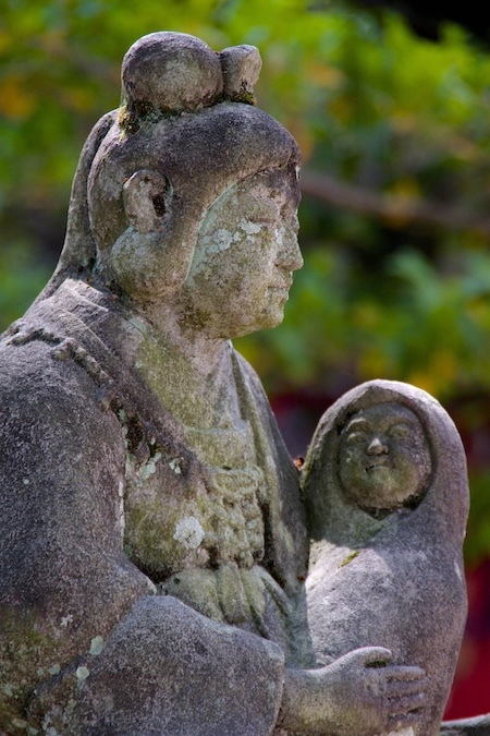 神功皇后と応神天皇と思しき宇美八幡宮の聖母子像／撮影・藤井勝彦