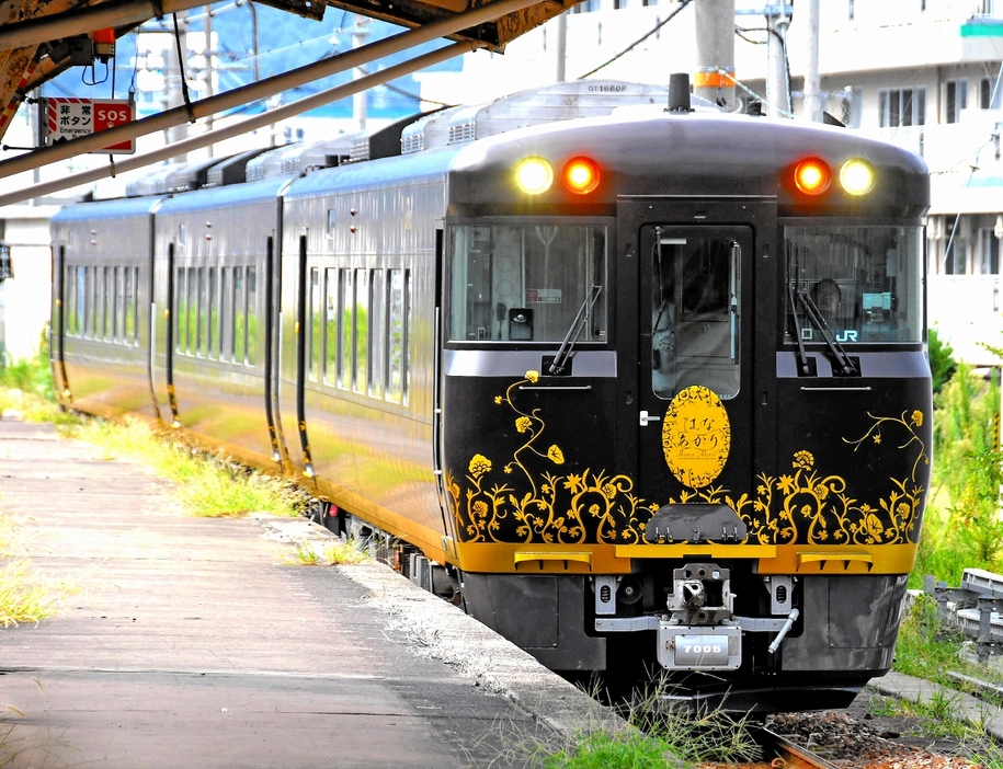 モダンな車体デザインの「はなあかり」＝福井県敦賀市の敦賀駅