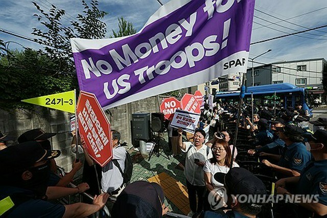 今年7月、SMA締結に向けた交渉の中止を求めて集会を開く市民団体＝（聯合ニュース）