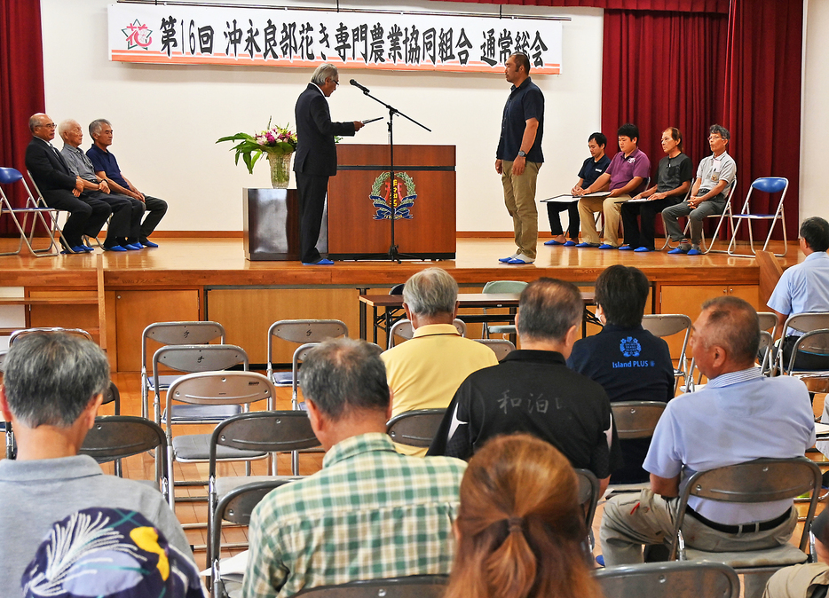 各種表彰もあった沖永良部花き専門農協通常総会＝11日、鹿児島県和泊町