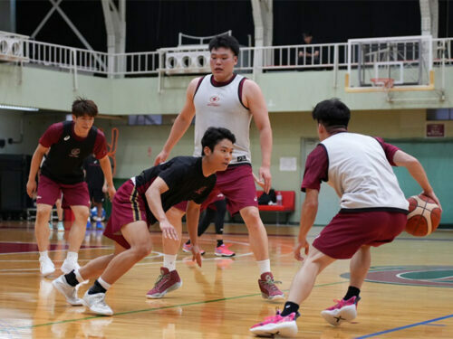 トップチームの練習に混ざるU18川崎の選手