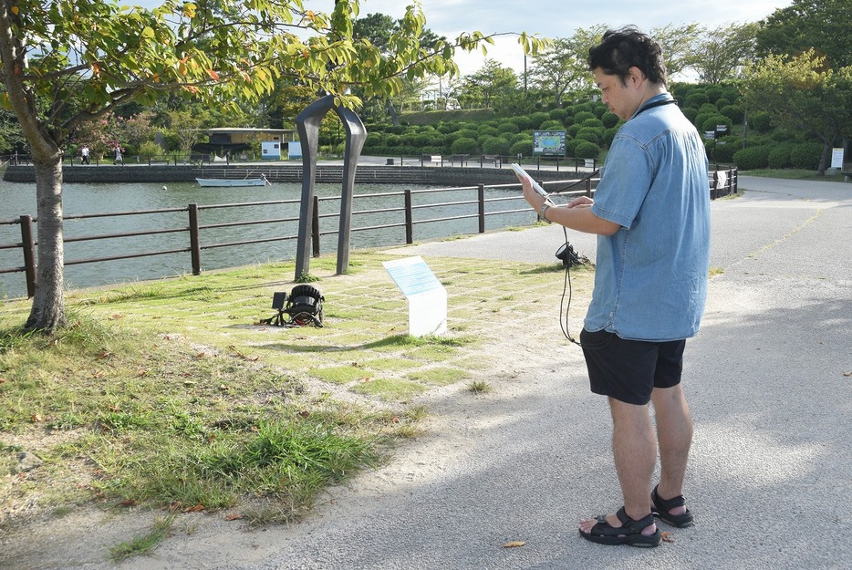 公式ルート上で「ポケモンGO」を楽しむ男性（常盤公園で）