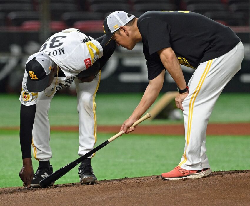 モイネロとマウンドをチェックする倉野コーチ（右）（撮影・穴井友梨）