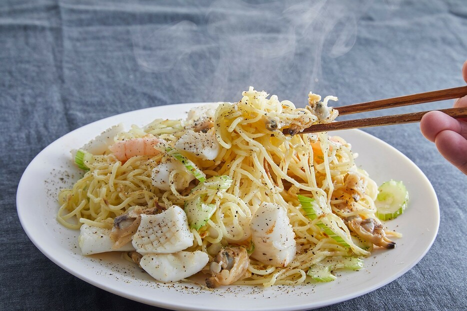 ▲ 休日のランチにぴったりな「海鮮塩焼きそば」。飲んだ後の〆にも