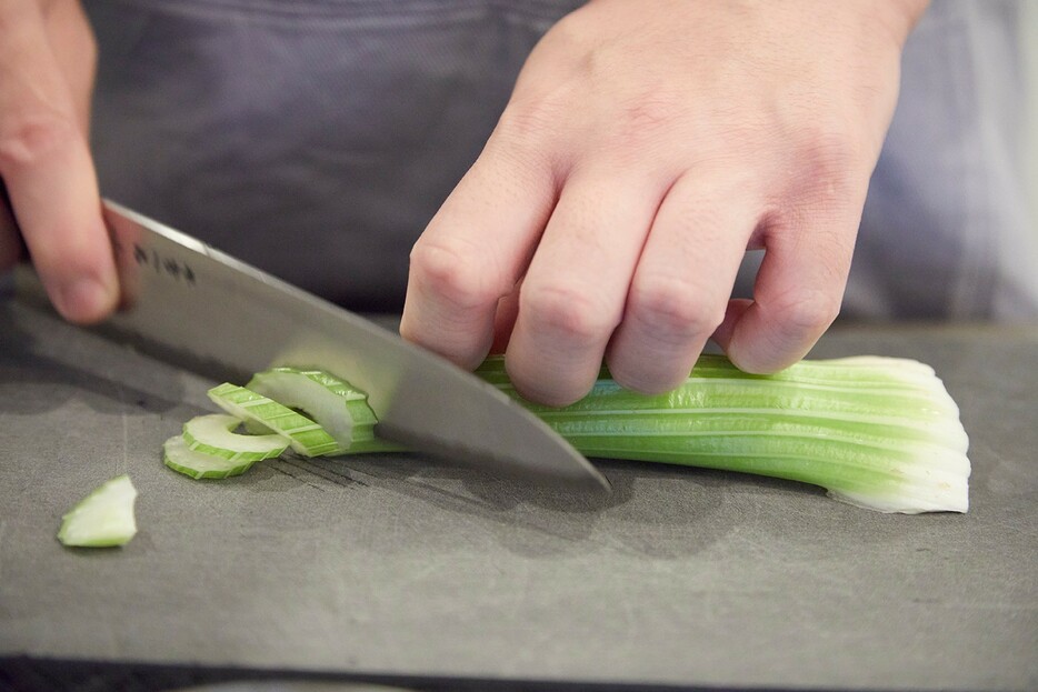 ▲ セロリは繊維を断つように切るのが心地よい食感の秘訣