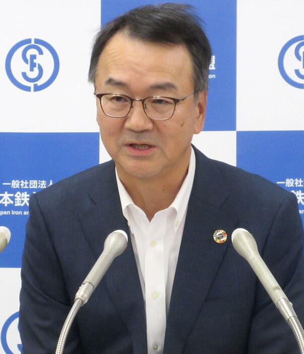 会長を務める日本鉄鋼連盟の記者会見で、質問に答える日本製鉄の今井正社長＝26日午後、東京都中央区