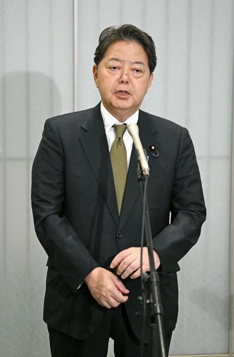 取材に応じる林官房長官＝12日午前10時2分、東京都港区