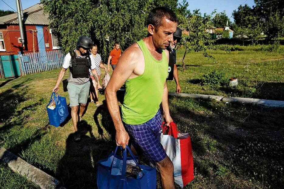 ハルキウの激戦地に近い村から避難する住民（7月16日）　AP/AFLO