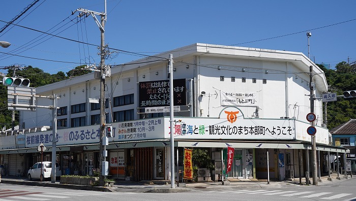 耐力度調査で基準を下回り、取り壊しが決まった本部町営市場＝2日、本部町