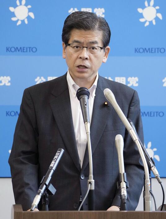 記者会見する公明党の石井幹事長＝13日午前、国会