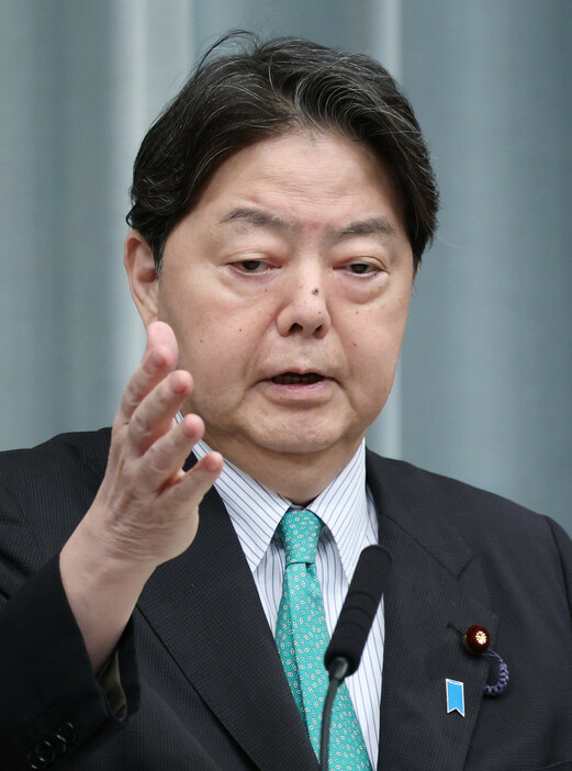 記者会見する林芳正官房長官＝２４日午前、首相官邸