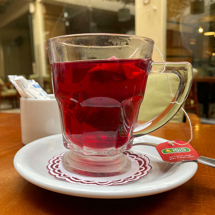 現地のカフェで飲むハイビスカスティー。